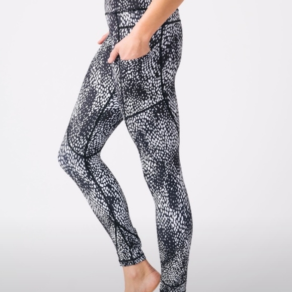 ZYIA NWT Womens Black Viper Pocket Light n Tight Hi-Rise 7/8 Leggings 24" Size 0 - Picture 3 of 11